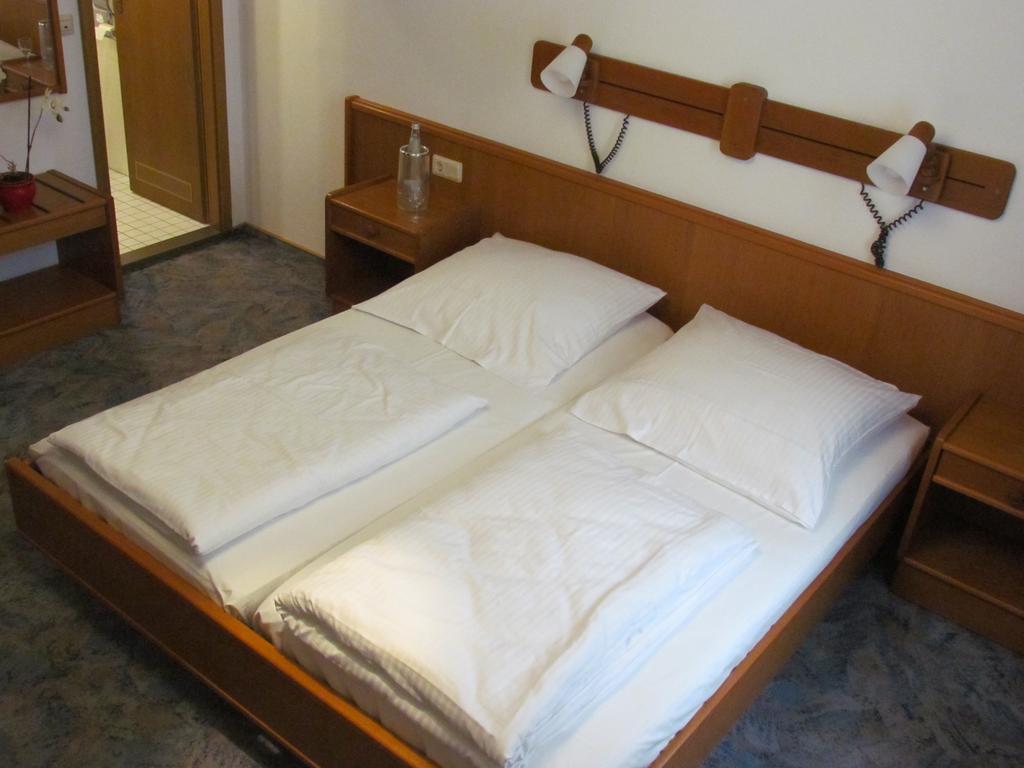 Hotel Stadt Mainz Schwabenheim an der Selz Room photo